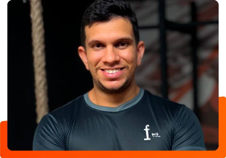 Foto de junior lima sorrindo e de braços cruzados